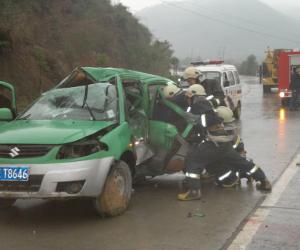 疑雨天路滑拐弯时未减速 出租车撞上护栏致3死1人伤