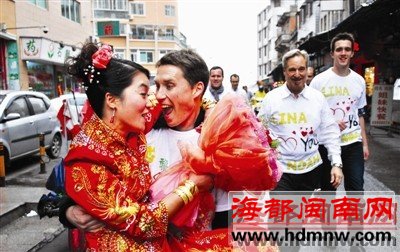 美国小伙子跑步“抢”石狮新娘