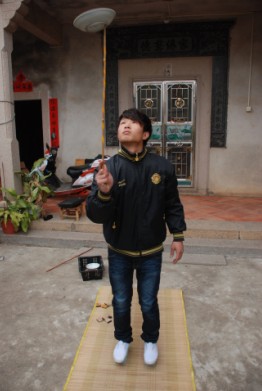 漳州小伙轻功了得 脚踩鸭蛋火柴盒都不破