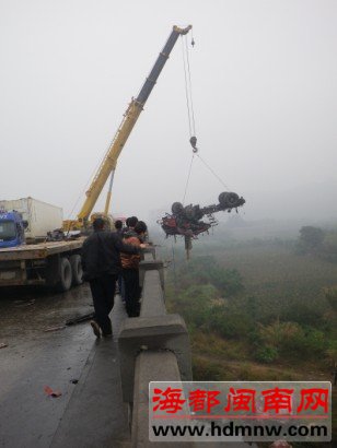 漳州江东大桥两挂车碰撞 车头双双坠桥