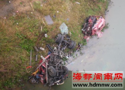 漳州江东大桥两挂车碰撞 车头双双坠桥