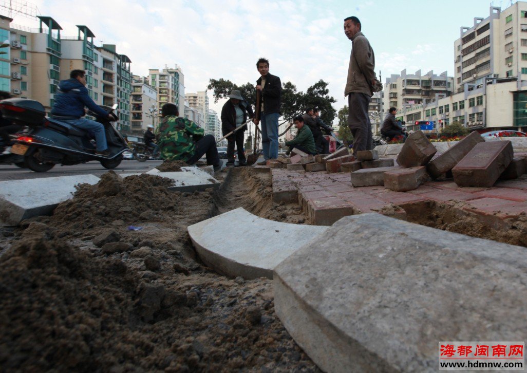 一追到底:市区刺桐路过街浮岛终于不用颠行了