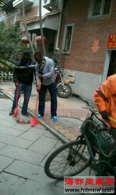 洋厝边麦克 扫社区特积极