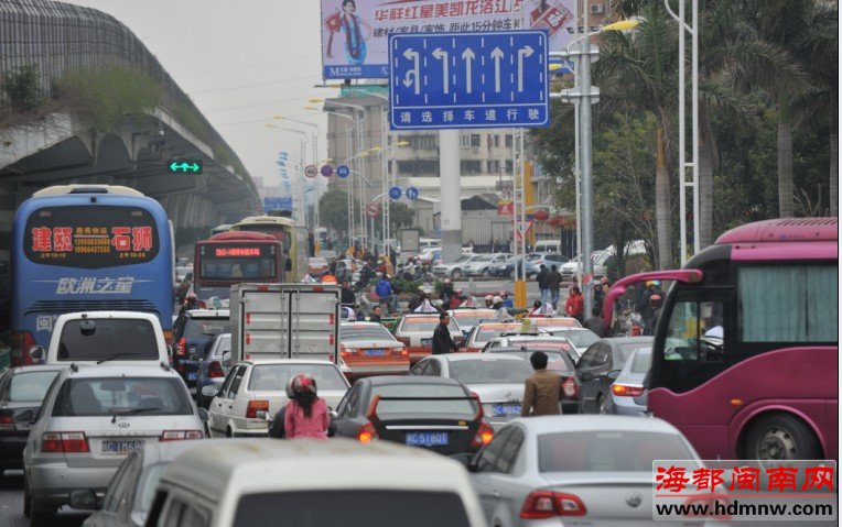 出租车违停占道拉客 泉州坪山路刚改造完又堵上了