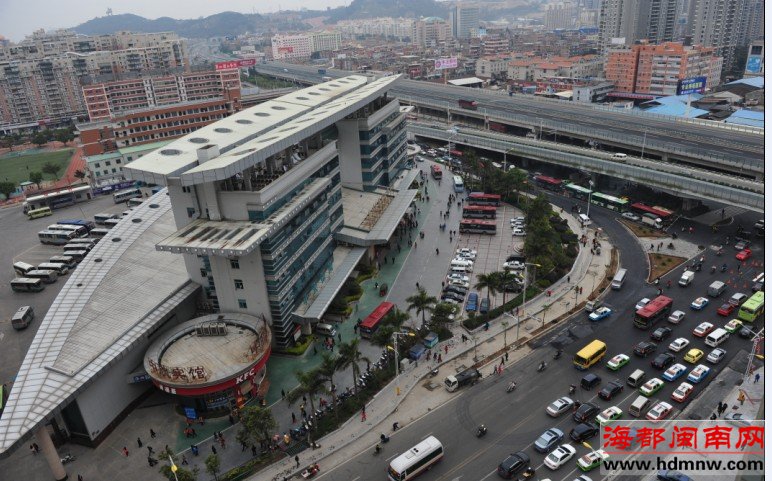 坪山路违停占道猫鼠游戏 中心站将建的士专用通道