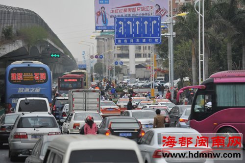 的士占道拉客 坪山路又堵了
