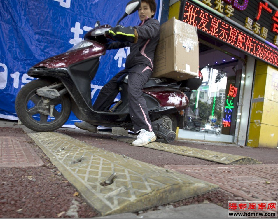 市区两处减速带有点怪:该设的没设,不该设乱设?