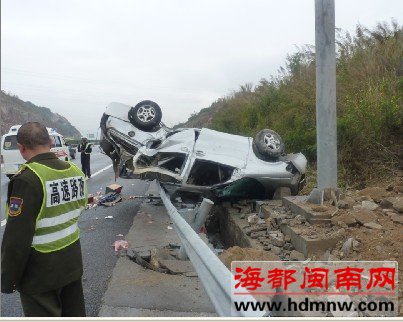 沈海高速一商务车莫名撞护栏 造成2死4伤
