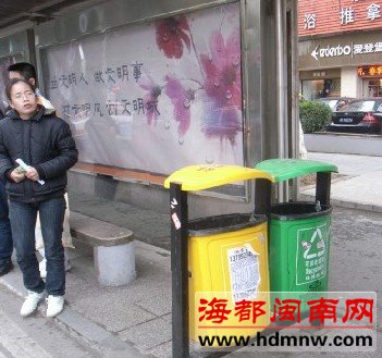泉秀街:脏臭垃圾桶竟然挤上公交站台