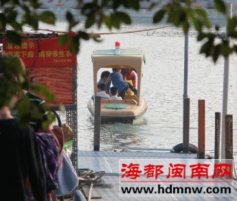 泉州西湖公园救生衣长灰尘 游客上船索要被拒