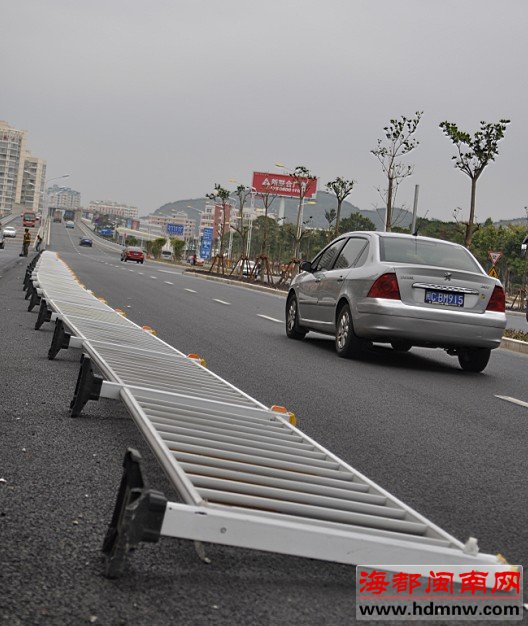 坪山路立交桥路口 百米隔离护栏倒地