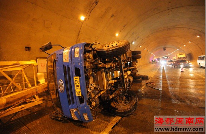 泉南高速龙首岭30米隧道 两车撞壁一车侧翻