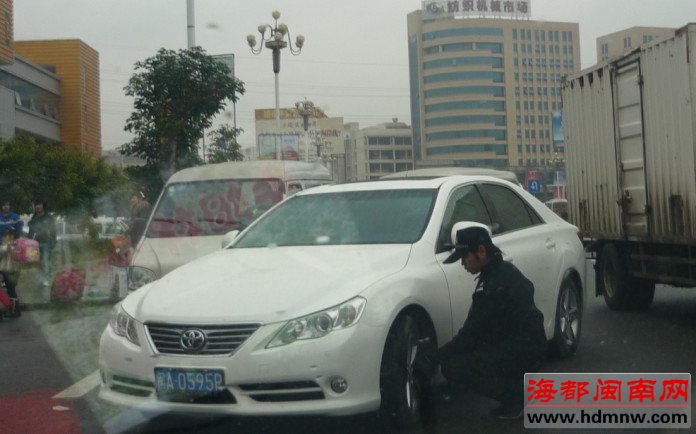 一分钟寻车主无果 石狮客运站保安将车放气