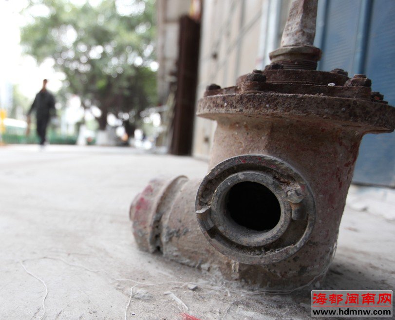 市区泉秀街：救命消防栓竟大半截入土