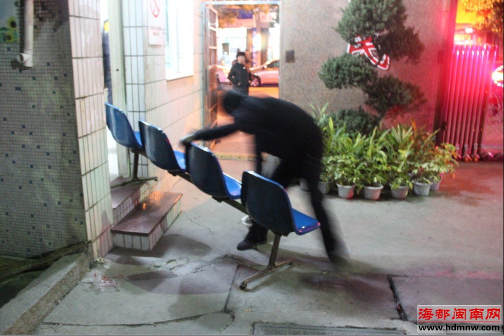 麻龟车顶协勤员 开出十来米