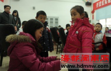 30个小学生 收到新冬衣