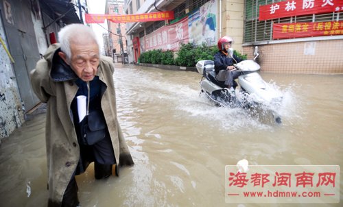 金龙街道办被淹 浮桥街10多家店铺进水