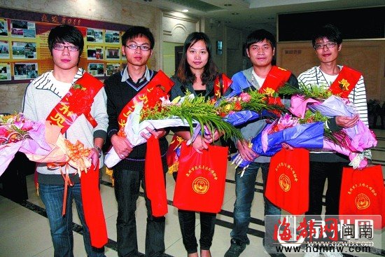 大学生搭人梯 勇救落水男孩