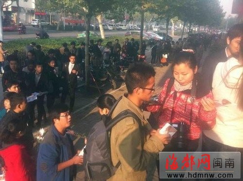 光棍节上百对新人扎堆“领证” 告别单身