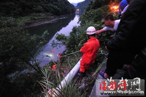 游客小车栽进景区水库