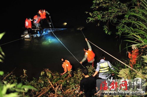 游客小车栽进景区水库