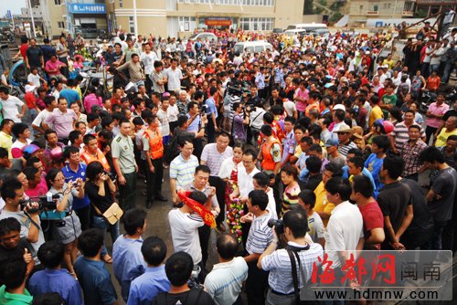 千人聚港 翘首盼来英雄船
