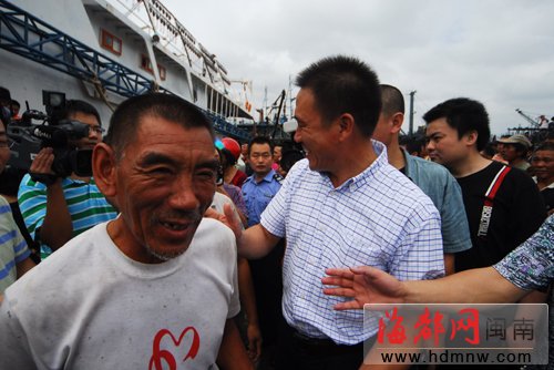 船体倾斜自救无果弃船 发出 后救命弹