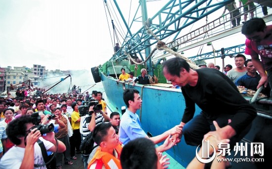 霞浦副县长给石狮救人渔民鞠躬