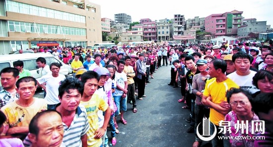 霞浦副县长给石狮救人渔民鞠躬