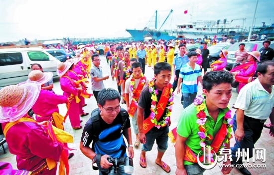 霞浦副县长给石狮救人渔民鞠躬