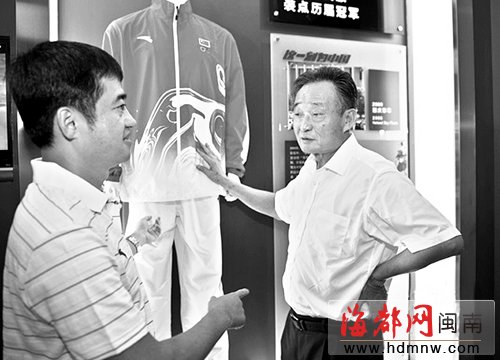 吴邦国莅临晋江视察安踏